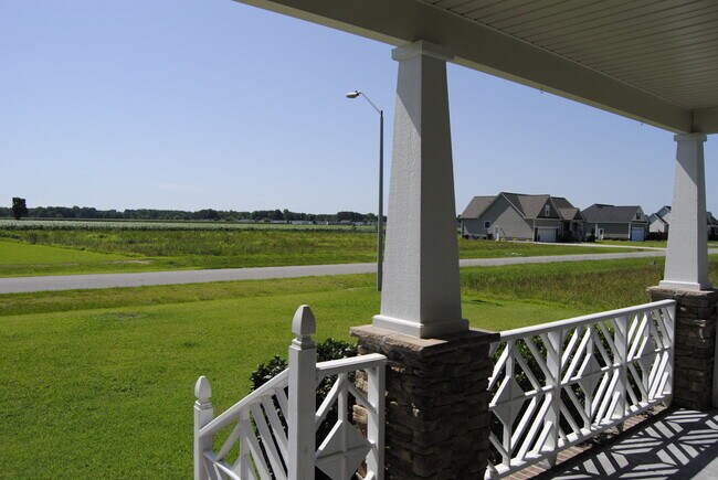 Building Photo - 211 Willowbrook Dr