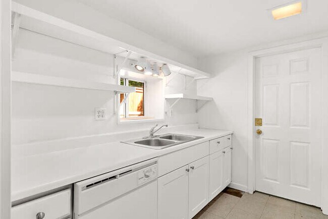 Building Photo - 597 E 4th St