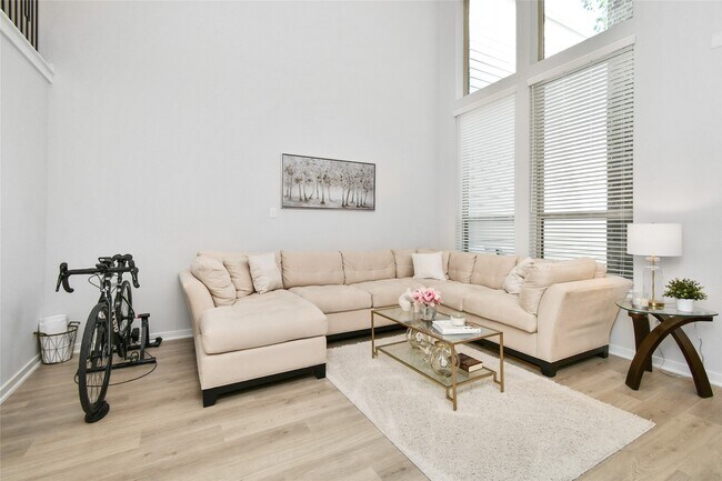 Foto del edificio - 527 Cypress Vly Ave
