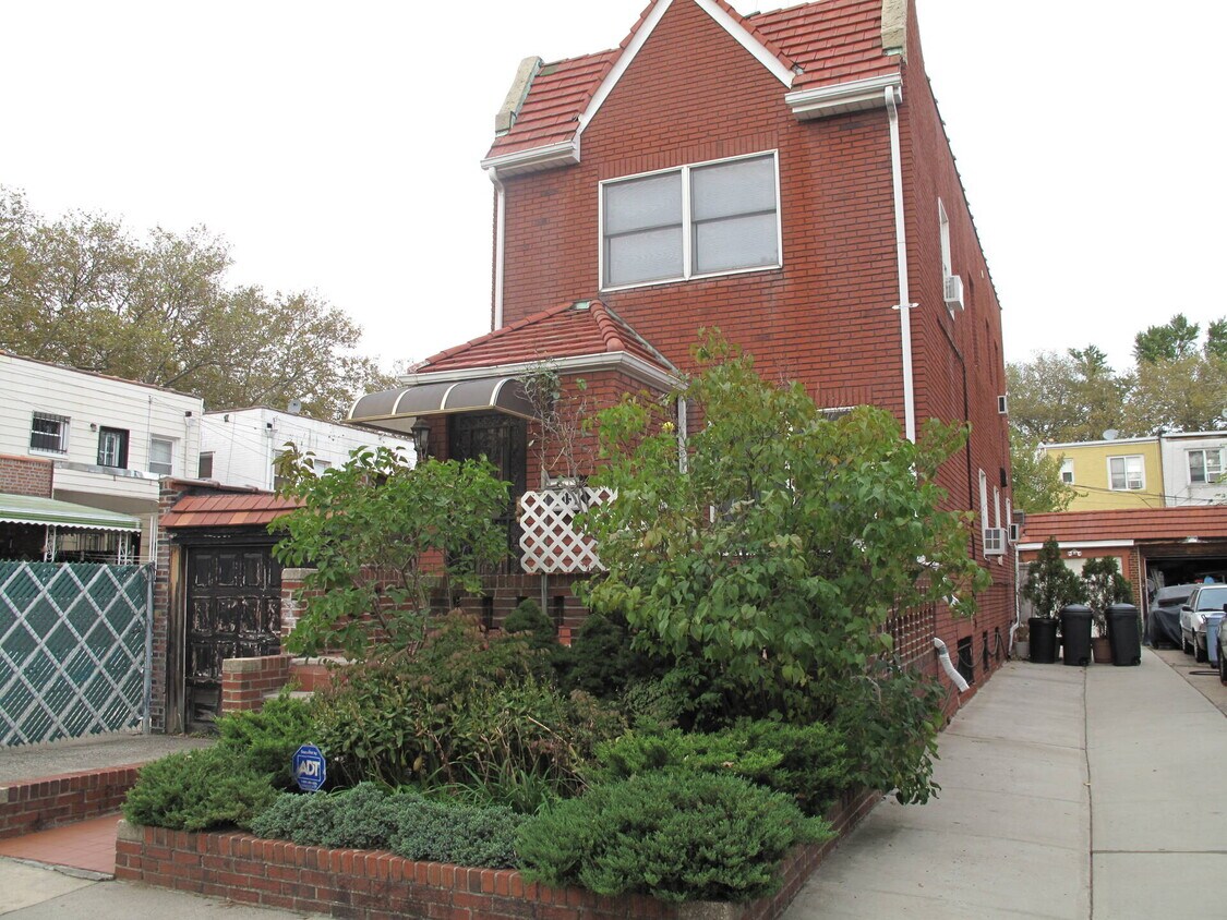 Primary Photo - 1900 E 38th St