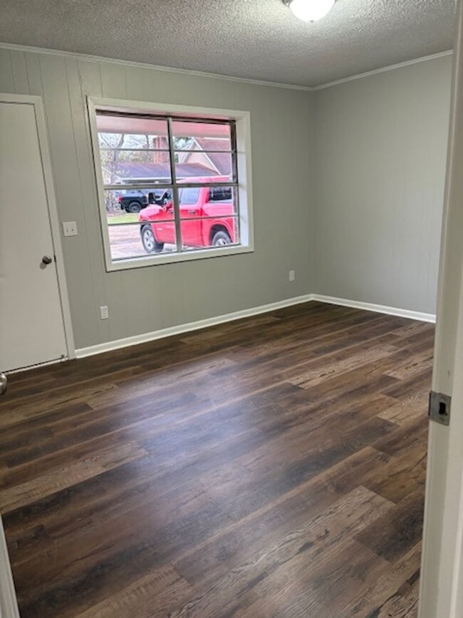 Building Photo - Renovated 3 Bedroom 1 Bath Home for Rent!