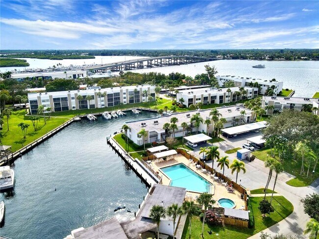 Foto del edificio - 1950 SW Palm City Rd