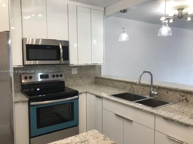 Foto del edificio - 120 Royal Palm Rd