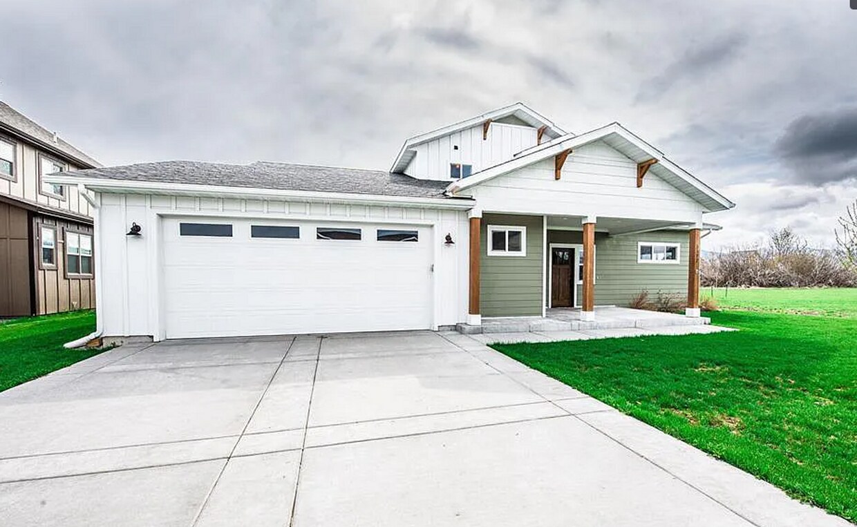 Foto principal - 4 Bedroom home located in upscale neighbor...