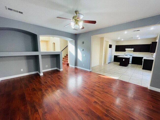 Foto del edificio - Large 5 bedroom family home right off of B...