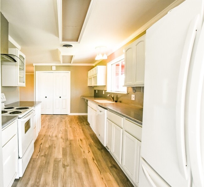 Foto del edificio - Spacious 4 Bedroom Home