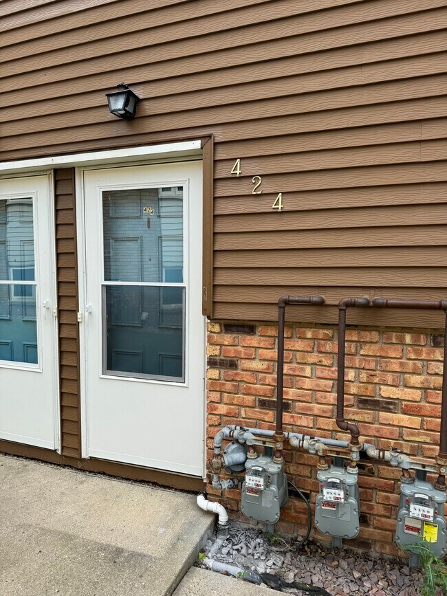 Foto del edificio - 422 Commodore Dr