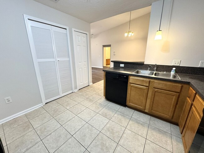 Building Photo - Lovely 3BR/2BA Westside Condo