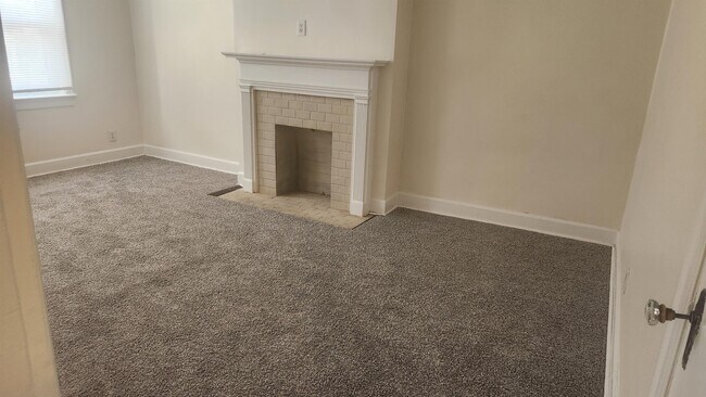 Building Photo - 823 E Main St