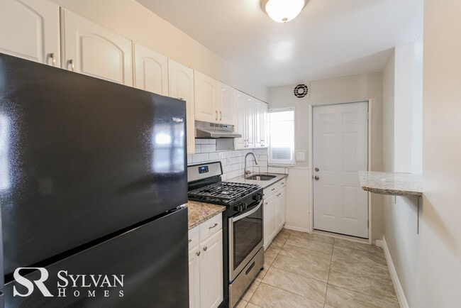 Building Photo - Feel welcome in this charming brick townhome