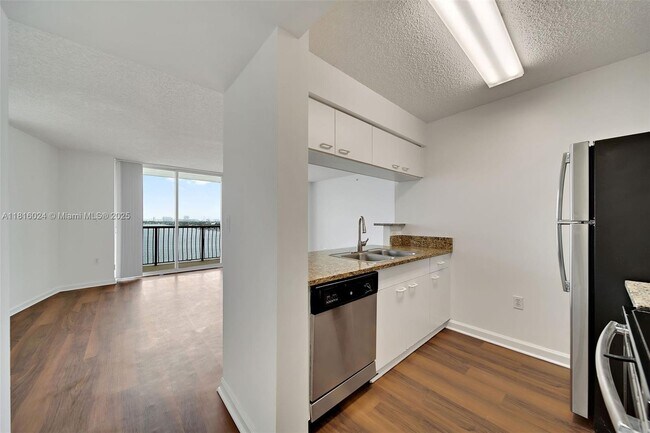 Building Photo - 1756 N Bayshore Dr