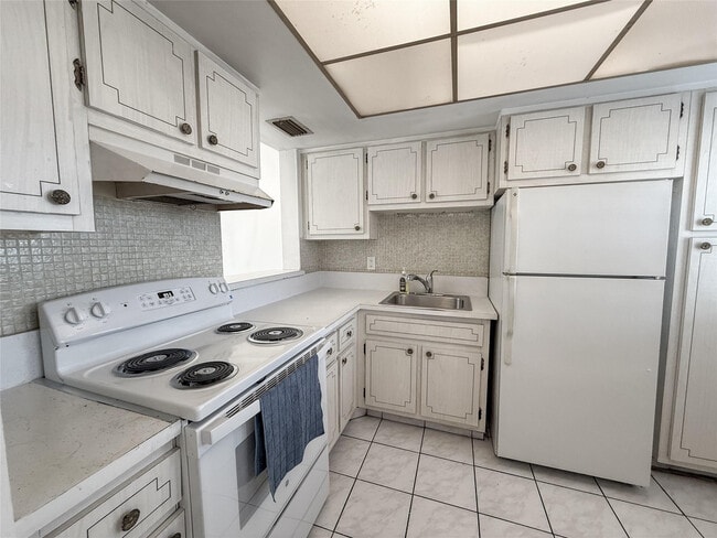 Building Photo - 1333 E Hallandale Beach Blvd