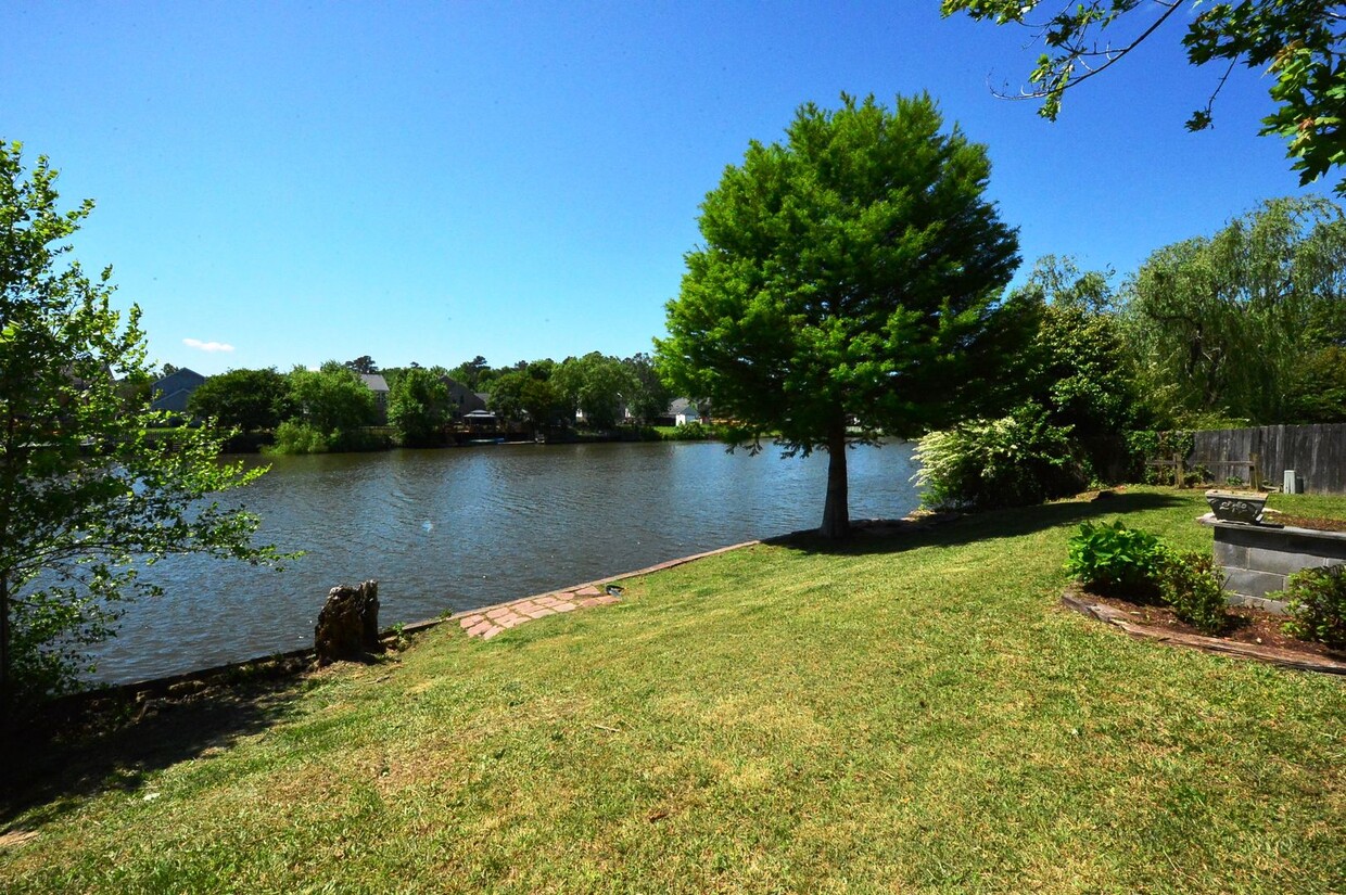 Foto principal - Lakefront Ranch in Virginia Beach!