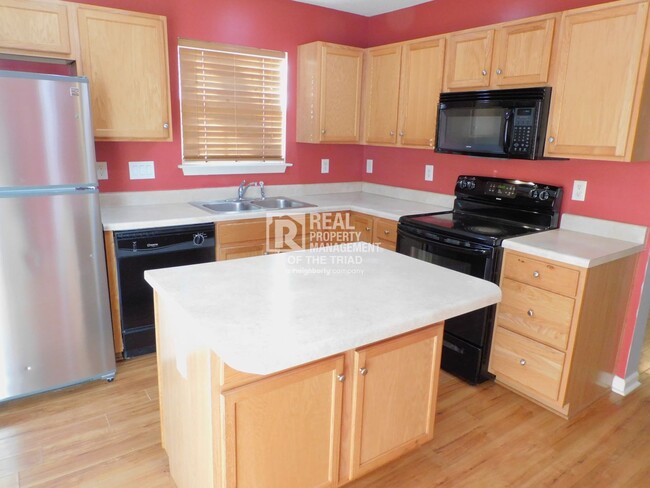 Foto del edificio - MOVE IN SPECIAL! Lovely End Unit 2BR/2.5BA...