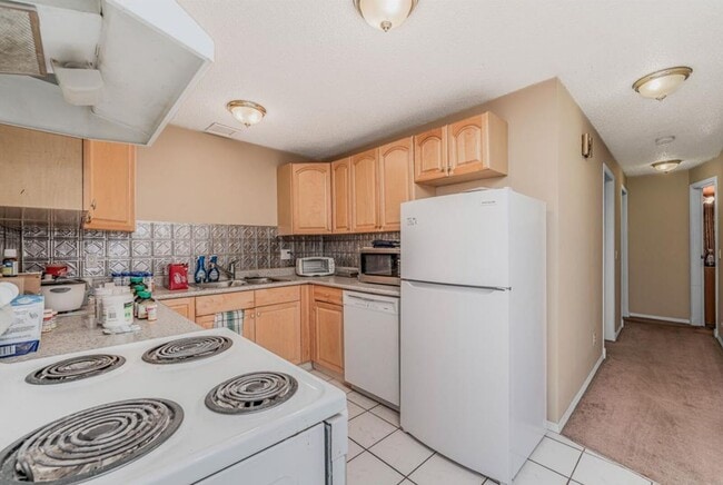 Building Photo - Convenient 2 Bedroom/1 Bath Basement Suite in unmatchable Inglewood! (IP638B)