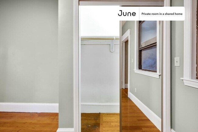 Foto del edificio - Private bedroom in 3 bed/2 bath Home