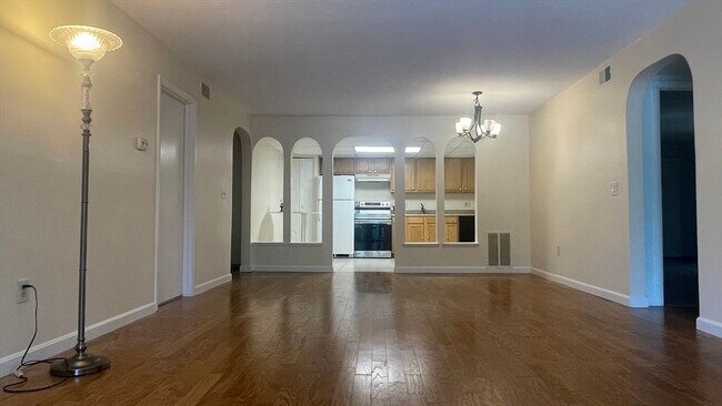 Building Photo - 3 Shadowbrook Ln