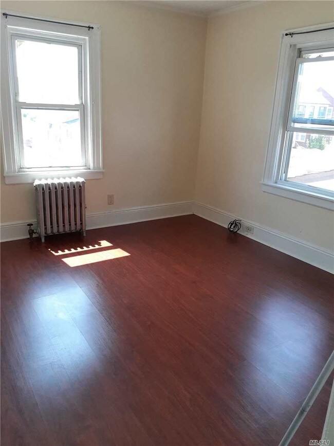 Foto del edificio - 89-87 212th Pl