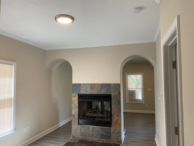 Photo - 668 Smith St SW House