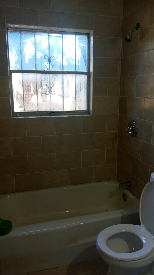 Full bath - 7528 Olusta Dr