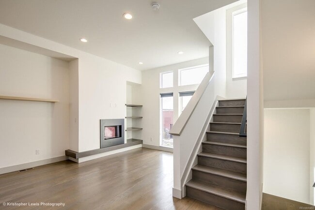 Building Photo - Show Stopper!