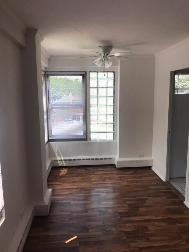 Building Photo - 2610 W Berwyn Ave