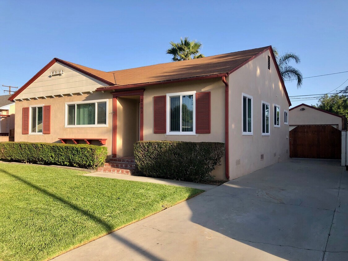 Private driveway leading detached 2-car garage - 3902 Alberan Ave