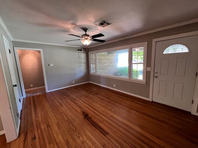 Building Photo - Clean 3 Bed in The Village!