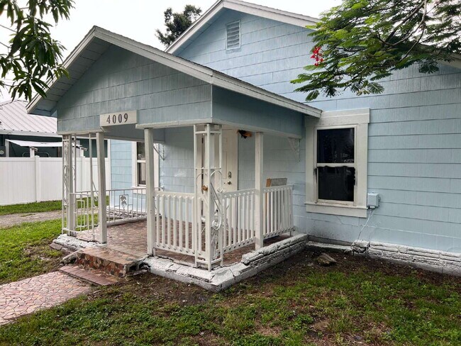 Foto del edificio - 3BR/1BA Home in Fort Myers with Large Detached Garage 20x25