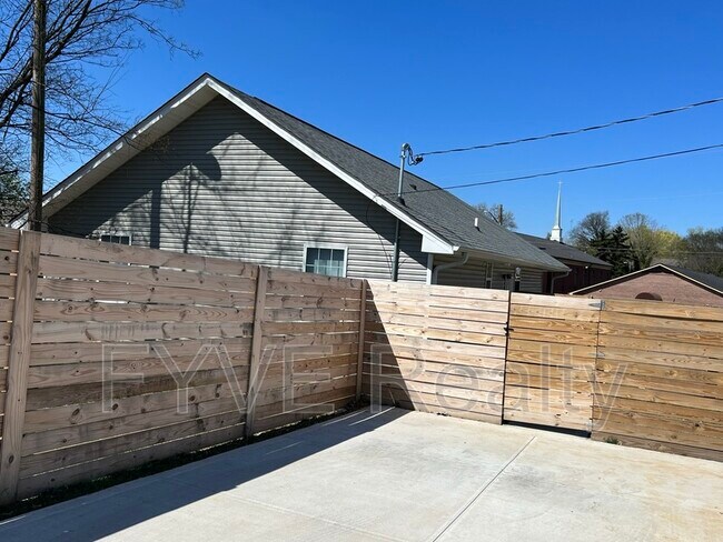 Building Photo - 2750 Louise Ave