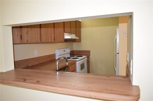 Building Photo - 848 Twin Lakes Dr