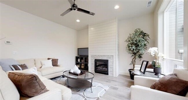 Building Photo - Exceptional 3 Bedroom / 2.5 Bath Modern Townhouse
