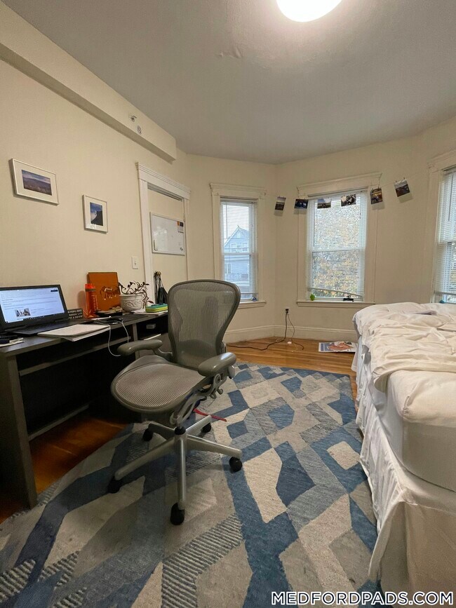 Building Photo - 354 Main St