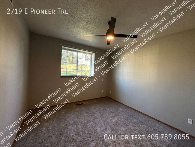 Building Photo - One Floor - 2 Bedroom 2 Bathroom Townhome!