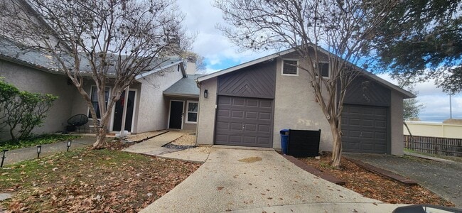 Building Photo - 2-Bed/1-Bath Townhome -Silver Creek Villas- Gated Community