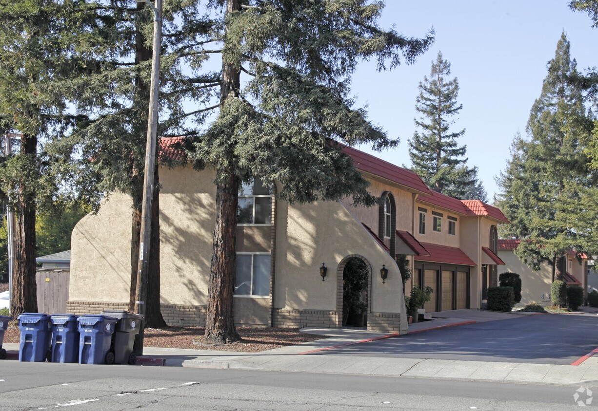 Building Photo - 20077 Redwood Rd