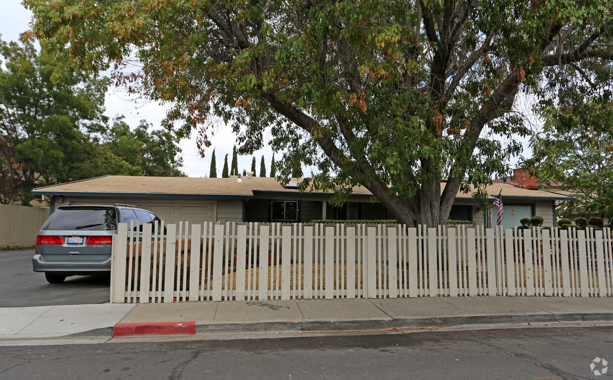 Building Photo - 1863-1867 Robin Ln