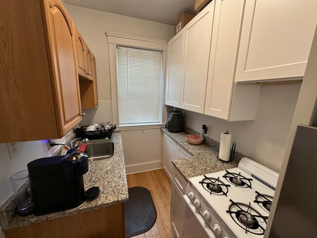 Foto del edificio - Close to Whole Foods - T Stop - Large Living Room - Natural Sun Light