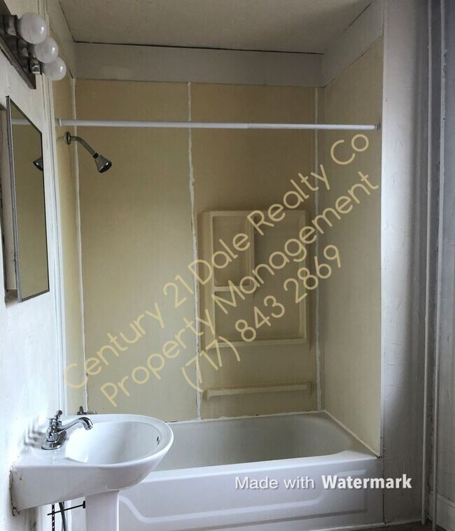 Building Photo - 2 BR Apartment in Red Lion PA