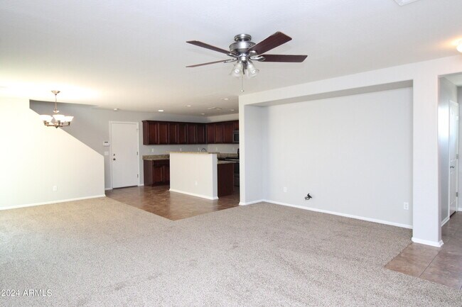 Building Photo - 927 S Hawk Ln