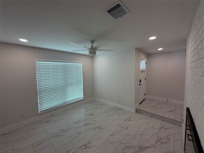 Building Photo - 2218 Round Lake Dr