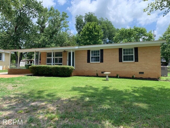 Building Photo - 3 br, 2 bath House - 2018 Chambers Dr  NE