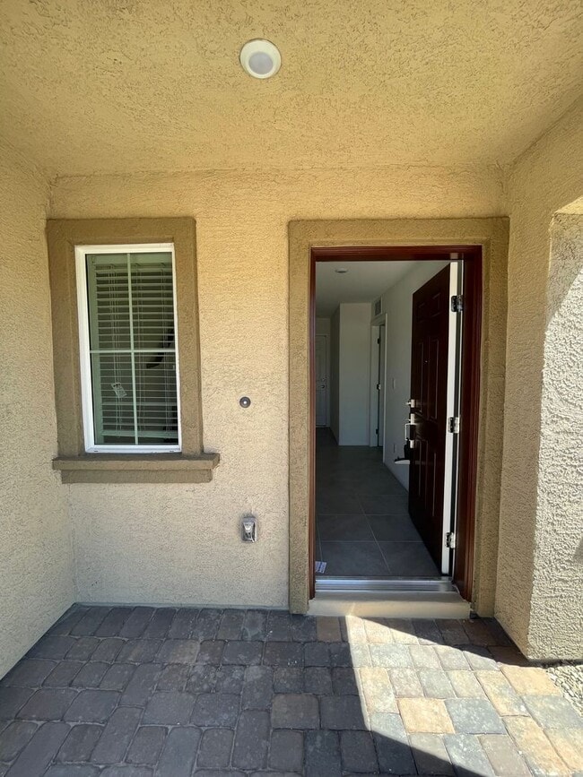 Foto del edificio - Coming Soon-2 Story Townhome Ready for new tenant on 6/15/2026!
