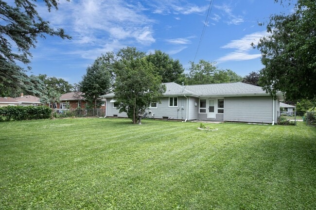 Building Photo - 2 bed, 1 bath –1270 SF – Nice Ranch Single...