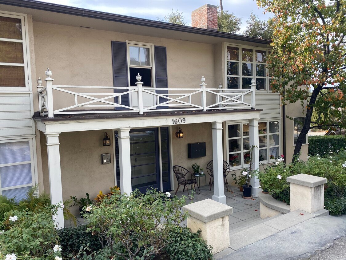 Lovely four unit complex - 1609 Raymond Hill Rd