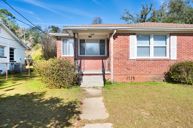 Building Photo - Cozy 3 bedroom home with large yard!