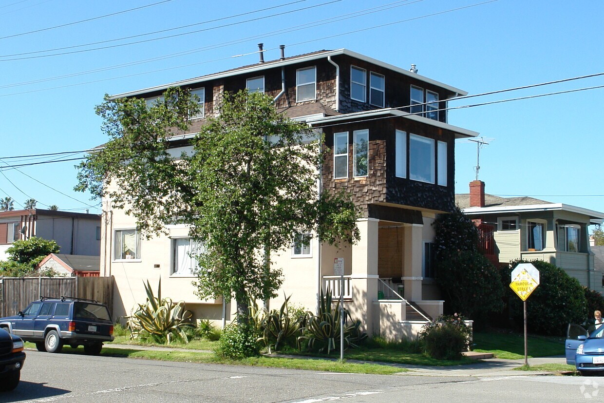 Primary Photo - 1260-1262 Burnett St