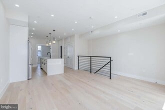 Building Photo - 722 Kenyon St NW