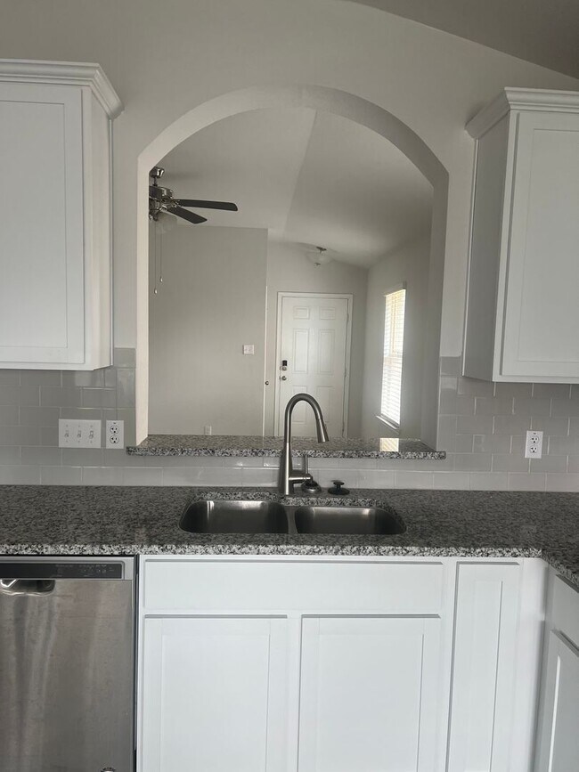 Foto del edificio - Available Now!!