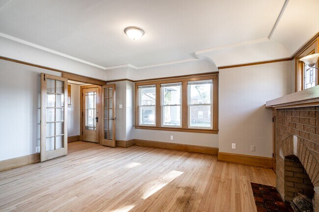 Building Photo - Spacious 2 Bedroom Lower Duplex in West Allis